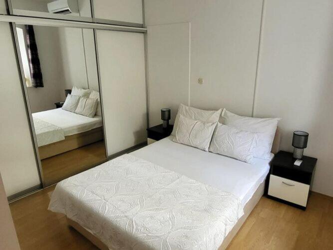 Dora - With Terrace Apartment