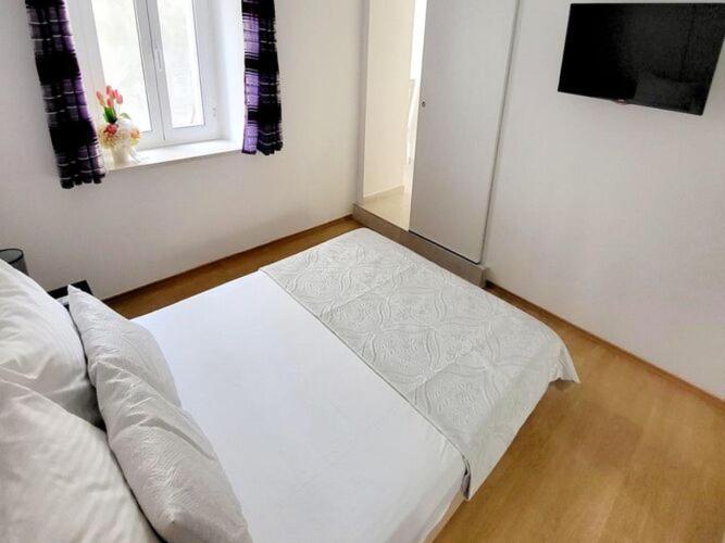 Dora - With Terrace Apartment